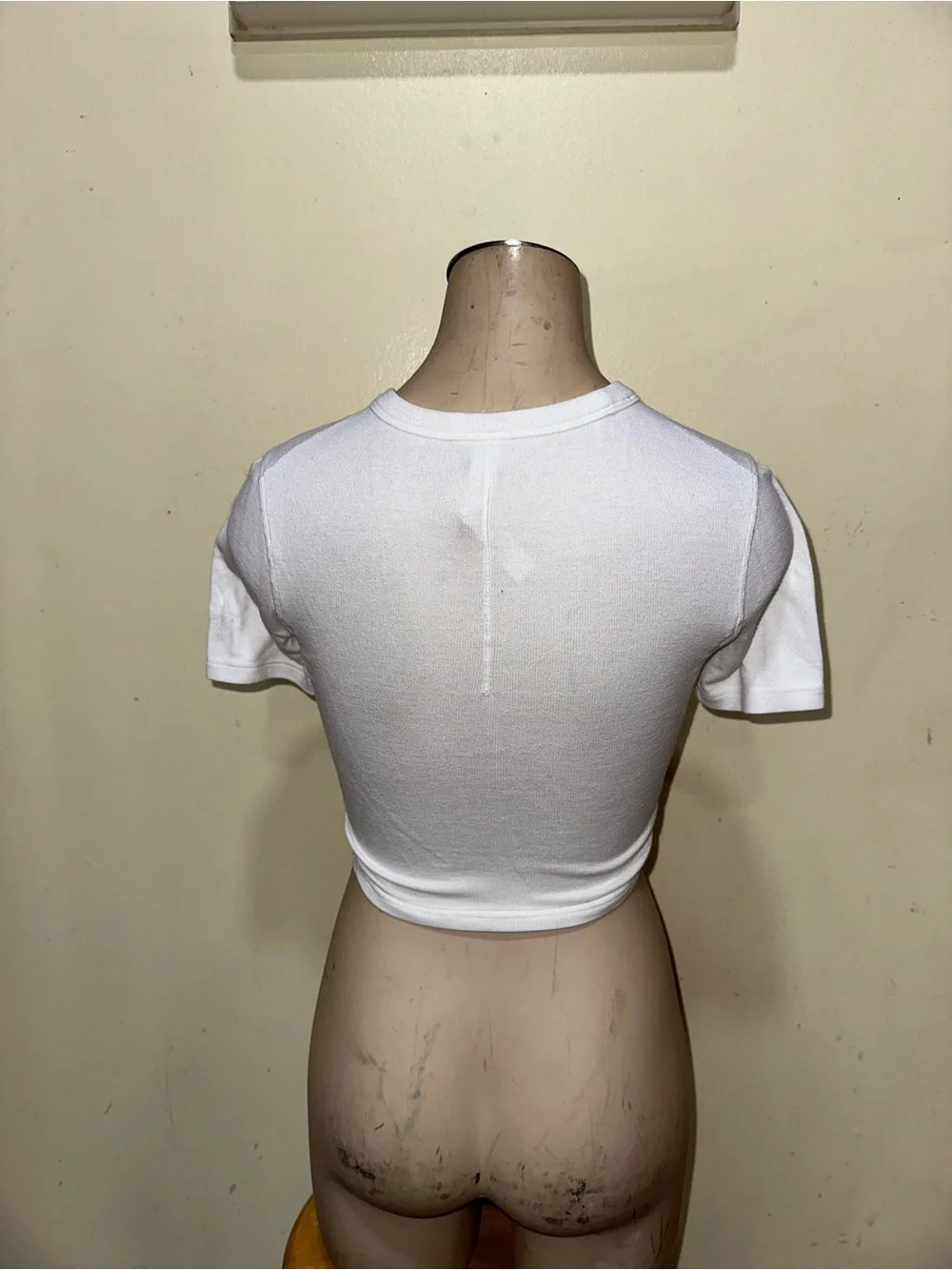 Woman’s Lululemon ribbed short sleeve crop top shirt